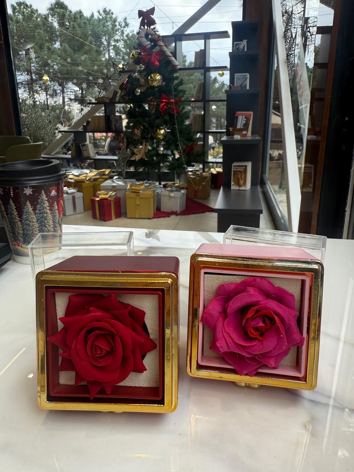 GÜL DETAYLI KUTUDA CİDDİ İLİŞKİ YÜZÜĞÜ