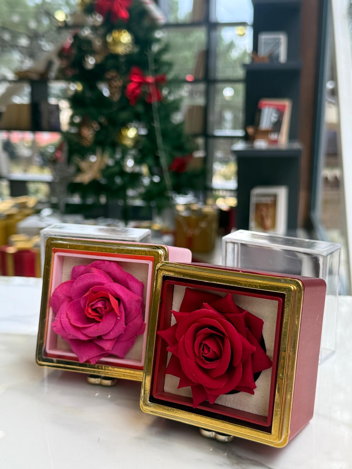 GÜL DETAYLI KUTUDA CİDDİ İLİŞKİ YÜZÜĞÜ