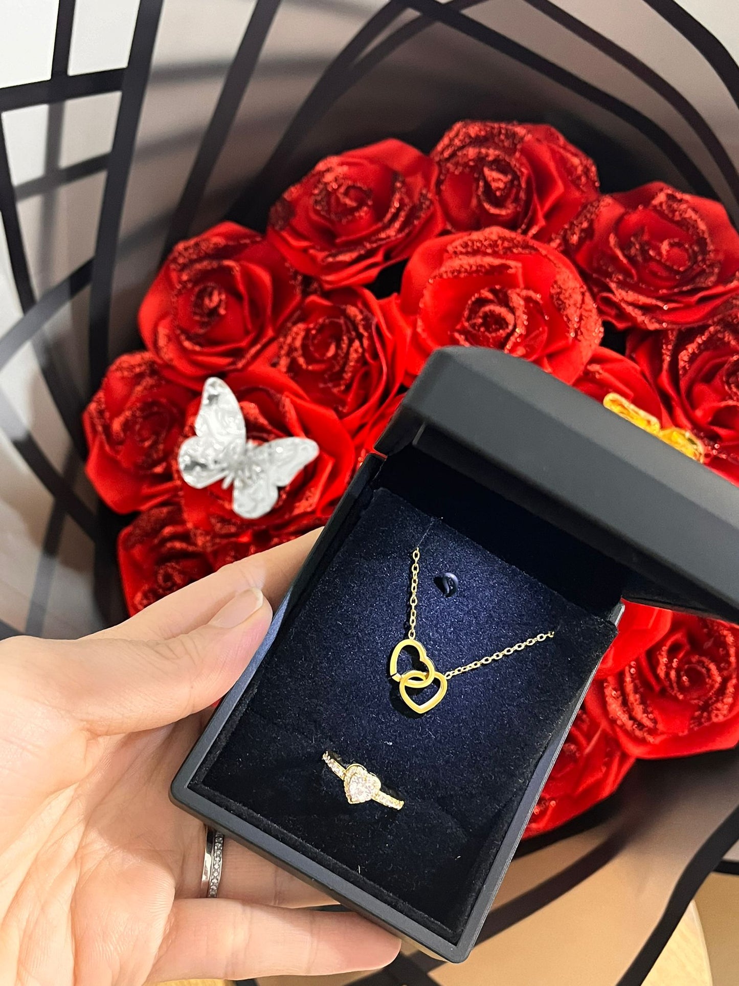 Işıklı kutuda altın kaplama çift kalp kolye + ciddi ilişki yüzüğü